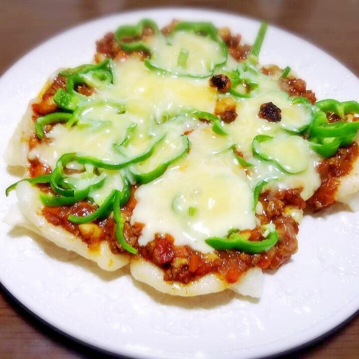 チリコンカン風カレーで♪ 餅ピザ☆